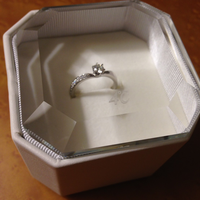 【4℃ BRIDAL(ヨンドシーブライダル)の口コミ】 デザインとルースのグレードが非常に綺麗なものを彼に選んでもらいました…