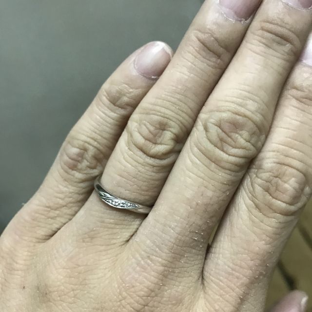 【アイプリモ(I-PRIMO)の口コミ】 シンプルだけど、女性の方には真ん中に小さなダイヤが付いていてとても綺…