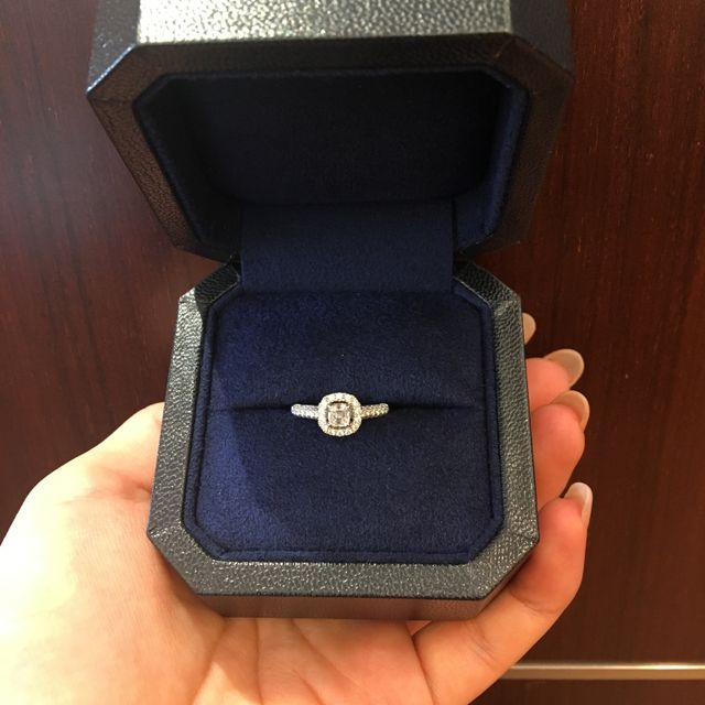 【ROYAL ASSCHER(ロイヤル・アッシャー)の口コミ】 もともと婚約指輪はロイヤルアッシャーと決めていて、いろいろと試着させ…