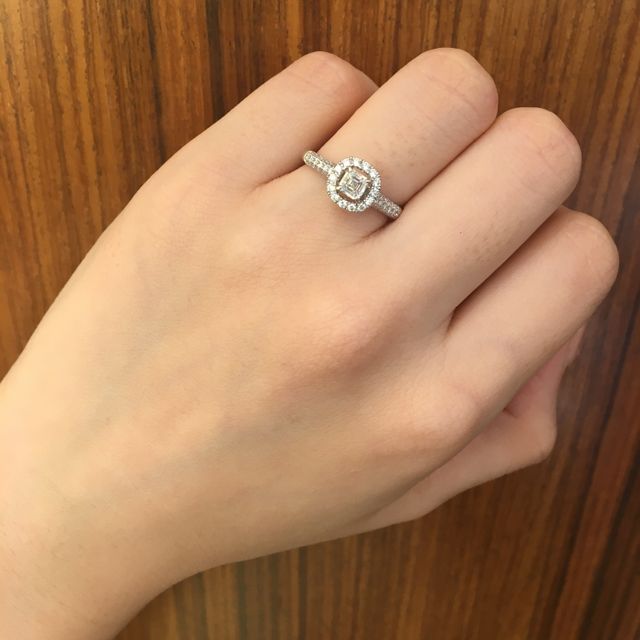 【ROYAL ASSCHER(ロイヤル・アッシャー)の口コミ】 もともと婚約指輪はロイヤルアッシャーと決めていて、いろいろと試着させ…