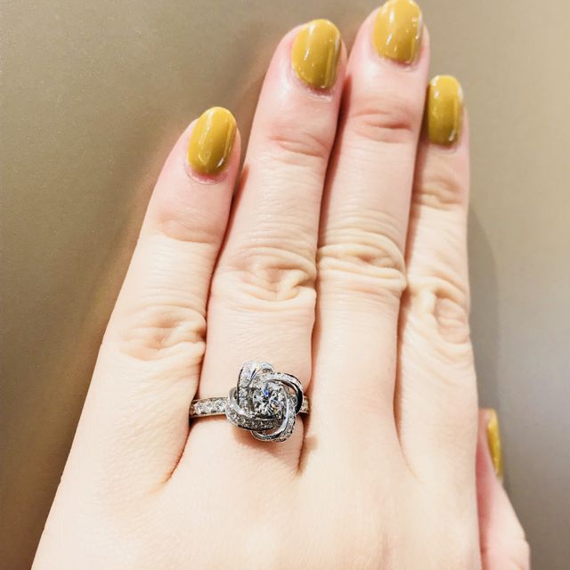 【ブシュロン(BOUCHERON)の口コミ】 最初はシンプルなひとつダイヤモンドがついたデザインにしようと思ってい…