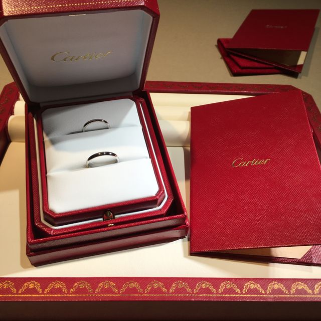 【カルティエ(Cartier)の口コミ】 婚約指輪を同ブランドで購入しました。婚約指輪が引き立つようにシンプル…