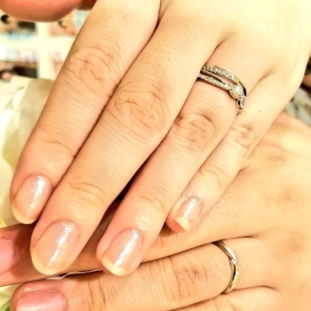 【Mariage ent(マリアージュエント)の口コミ】 カラーダイヤを入れられる点と、デザインが可愛らしい点。
カラーダイヤを…