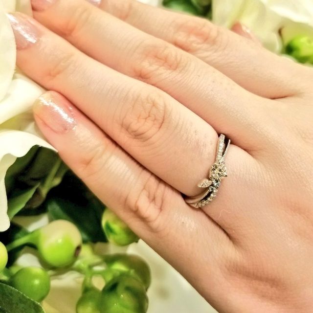 【Mariage ent(マリアージュエント)の口コミ】 カラーダイヤを入れられる点と、デザインが可愛らしい点。
カラーダイヤを…