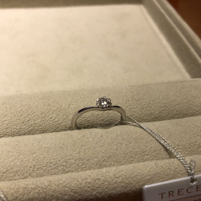 【TRECENTI(トレセンテ)の口コミ】 ダイヤを花形に包み込むフローラのリングがとても気に入りました。デザイ…