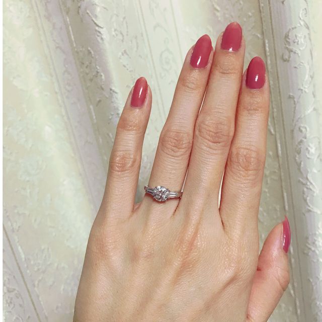 【GALA JEWELRY(ガラジュエリー)の口コミ】 ダイヤモンドの大きさと価格、デザインです。サイドにテーパーのセッティ…