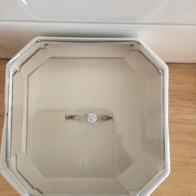 【4℃ BRIDAL(ヨンドシーブライダル)の口コミ】 エンゲージリングのザ・王道といった言った形がよかったので１粒ダイヤの…