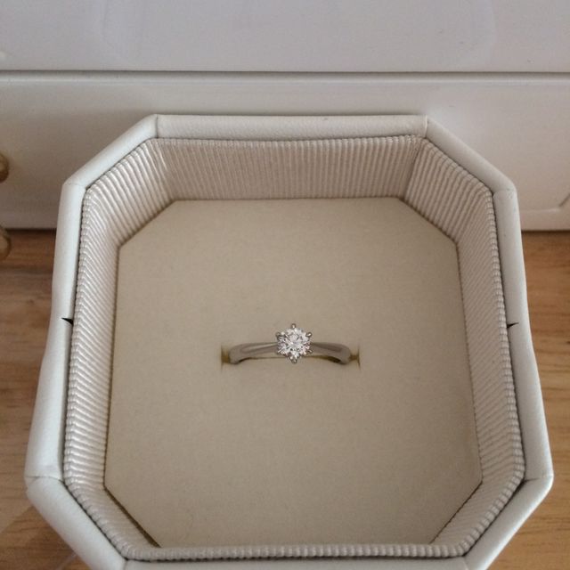 【4℃ BRIDAL(ヨンドシーブライダル)の口コミ】 エンゲージリングのザ・王道といった言った形がよかったので１粒ダイヤの…