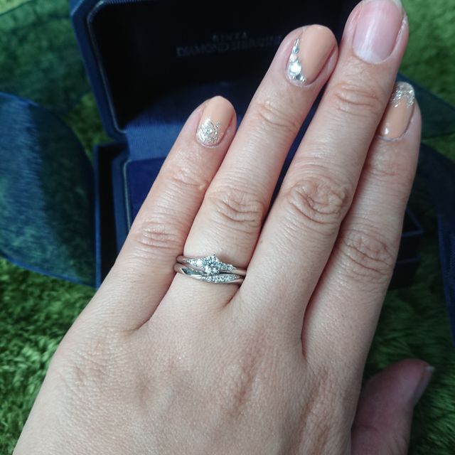 【銀座ダイヤモンドシライシの口コミ】 エンゲージリングのinoとかさねづけが出来るものを探していました。カタロ…