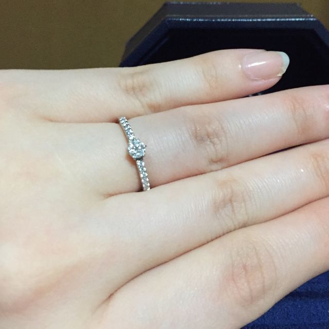 【ROYAL ASSCHER(ロイヤル・アッシャー)の口コミ】 最初は価格帯がリーズナブルな指輪を探していましたが、初めてロイヤルア…