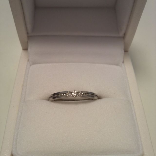 【組曲ジュエリーの口コミ】 婚約指輪に重ね付けしたいという希望と、ミル打ちデザインが欲しいという…