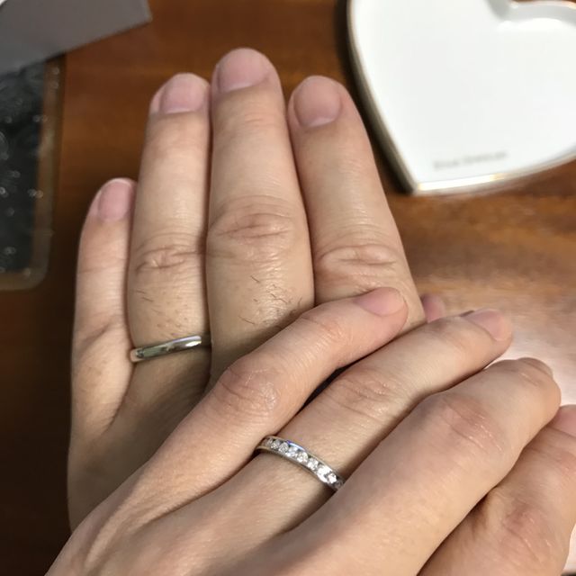 【STAR JEWELRY(スタージュエリー)の口コミ】 ストレートのデザインでダイヤの入っているものを探しました。
ハーフエタ…