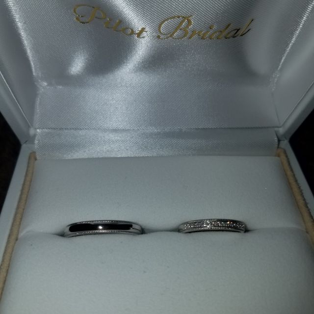 【PILOT BRIDAL(パイロットブライダル)の口コミ】 きらきらと輝くデザインにひとめぼれしました。
誕生石が無料で入るのも魅…