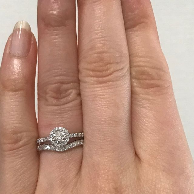 【JEWELRY  KAMATA(ジュエリーかまた)の口コミ】 【購入ポイント】
こちらで購入を決めたのは、自社工房があるせいか、婚約…