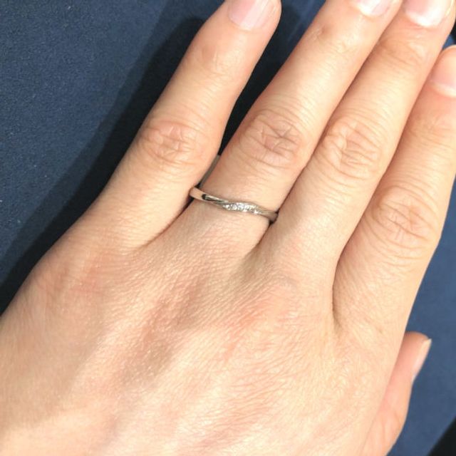 【4℃ BRIDAL(ヨンドシーブライダル)の口コミ】 滑らかなウェーブのあるデザインが躍動感を感じさせるのが良いです。指が…