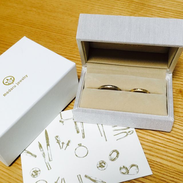 【メデルジュエリー(Mederu jewelry)の口コミ】 デザインで選びました。
ピカピカした指輪より、指に馴染むような質感の指…