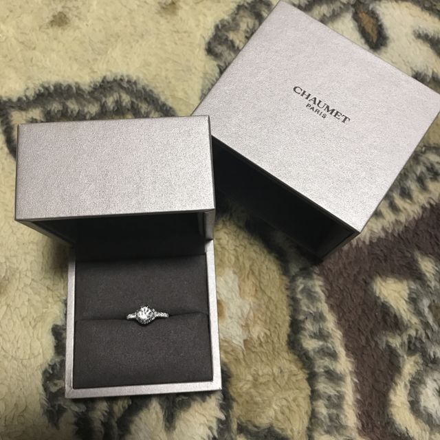 【ショーメ(CHAUMET)の口コミ】 指輪の華奢なデザインがとても気に入りました。ダイヤの光り方が強い光で…