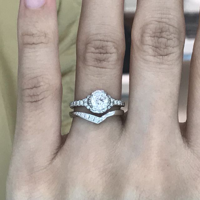 【4℃ BRIDAL(ヨンドシーブライダル)の口コミ】 華奢なデザインで指がきれいに見えました。
婚約指輪と重ねづけできるもの…