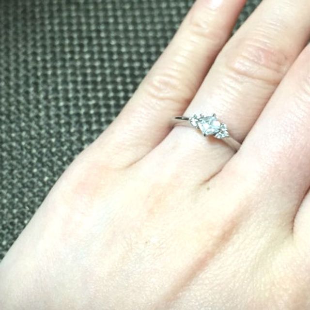 【ROYAL ASSCHER(ロイヤル・アッシャー)の口コミ】 ロイヤルアッシャーのダイヤモンドは非常にきれいで品のある輝きだと思い…