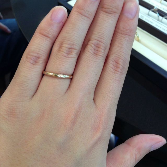 【LUCIE(ルシエ)の口コミ】 カーブしているデザインが柔らかい雰囲気で、石が入っているけど派手過ぎ…