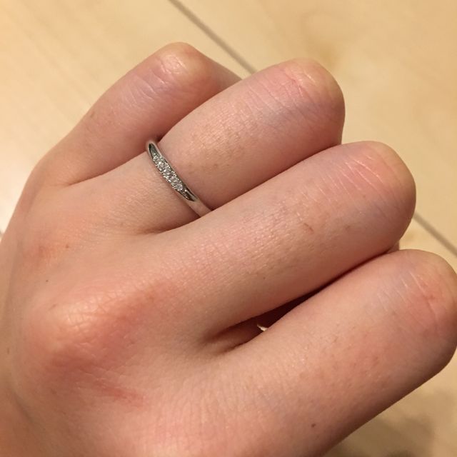 【銀座ダイヤモンドシライシの口コミ】 デザインが私好みで一目惚れです。
光に当たったときの輝きも素敵。
婚約…