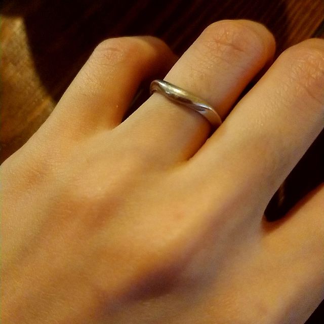 【俄(にわか)の口コミ】 指に馴染むデザインで、シンプルな所にひかれました。
また雫という名前通…