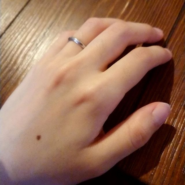 【俄(にわか)の口コミ】 指に馴染むデザインで、シンプルな所にひかれました。
また雫という名前通…