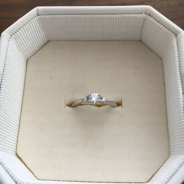 【4℃ BRIDAL(ヨンドシーブライダル)の口コミ】 両サイドについている小さなダイヤモンドと、真ん中の大きなダイヤモンド…