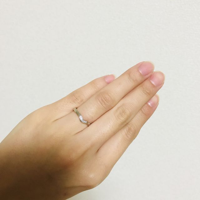 【JEWELRY  KAMATA(ジュエリーかまた)の口コミ】 ブイラインで指が長く綺麗に見えるのと婚約指輪とセットでつけたときにダ…