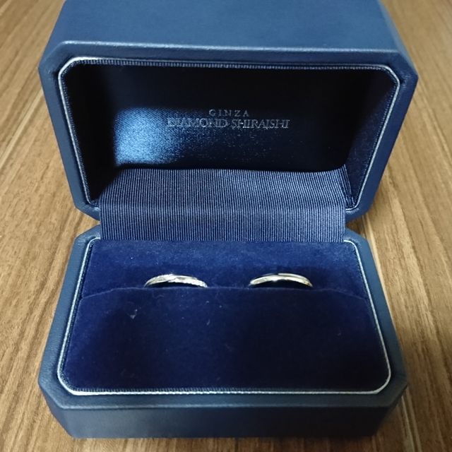 【銀座ダイヤモンドシライシの口コミ】 ダイヤがついている物を探していました。
ハーフエタニティと迷ったのです…