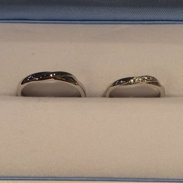 【GALA JEWELRY(ガラジュエリー)の口コミ】 婚約指輪は真ん中のダイヤを包むようなメレダイヤがとても華やかだったか…