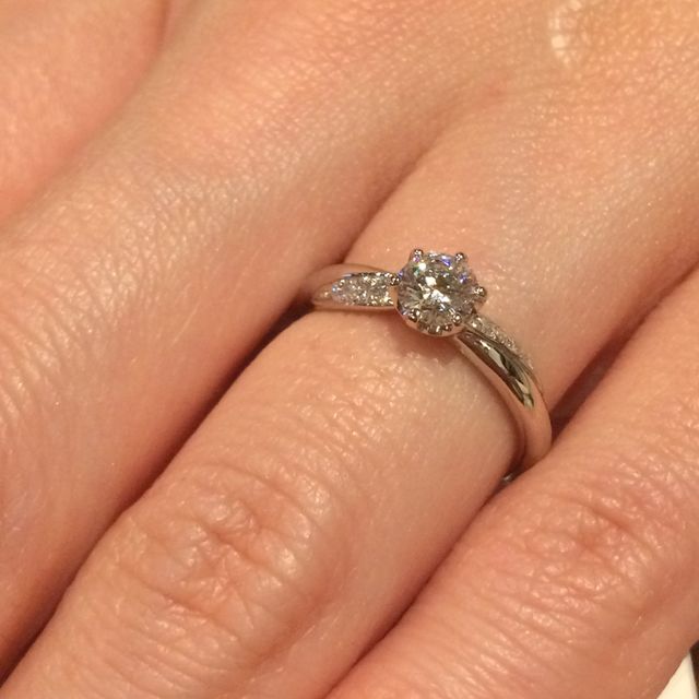 【GALA JEWELRY(ガラジュエリー)の口コミ】 婚約指輪は真ん中のダイヤを包むようなメレダイヤがとても華やかだったか…