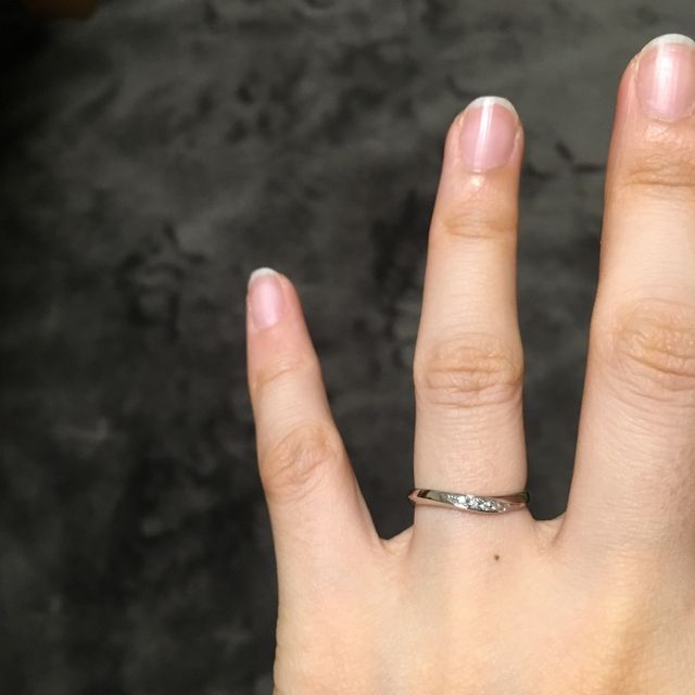 【銀座ダイヤモンドシライシの口コミ】 歳を重ねても着けていられるデザインと質感が決め手です。
デザインはV型…