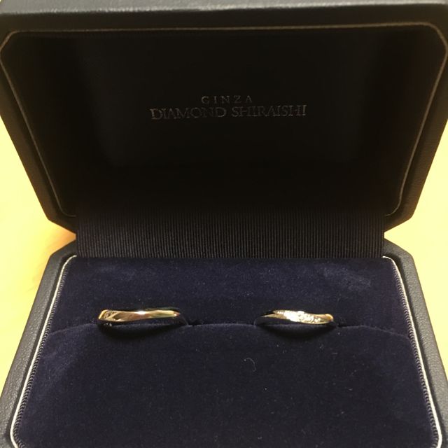 【銀座ダイヤモンドシライシの口コミ】 歳を重ねても着けていられるデザインと質感が決め手です。
デザインはV型…