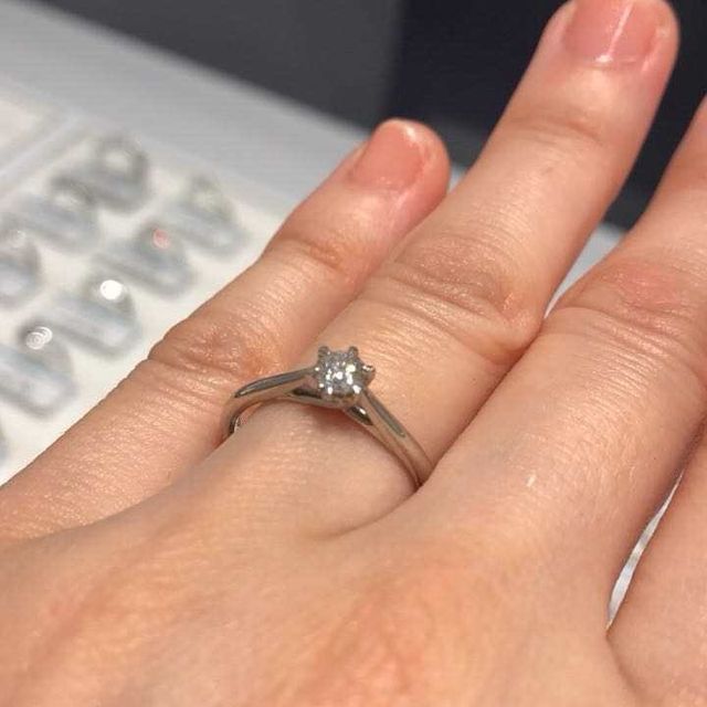 【銀座ダイヤモンドシライシの口コミ】 様々なデザインがある中で悩みましたが、最終的には草木のような柔らかさ…