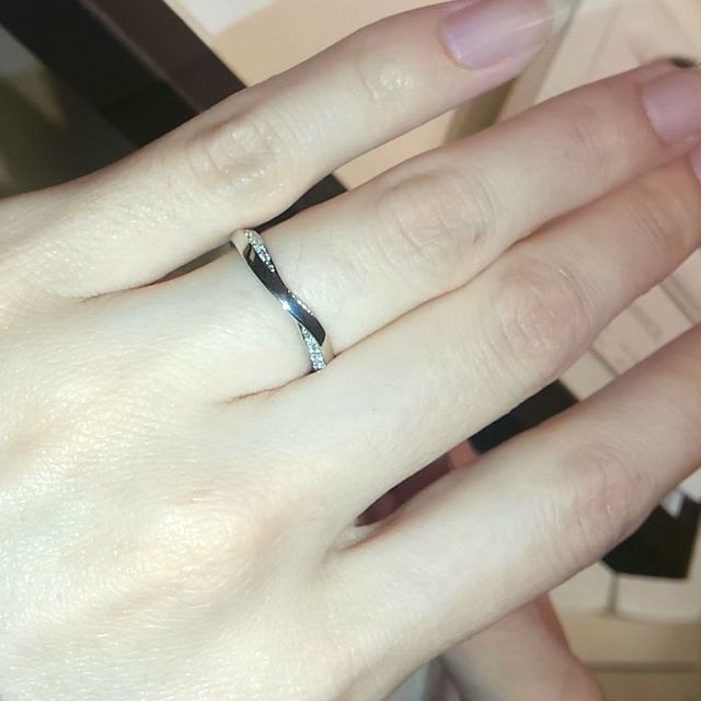 【俄(にわか)の口コミ】 左右対称でないデザインが動きを感じさせてきれいだと思いました。また指…