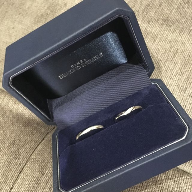 【銀座ダイヤモンドシライシの口コミ】 Vの形の婚約指輪を購入していたため、そちらと重ね付けできる指輪で選びま…
