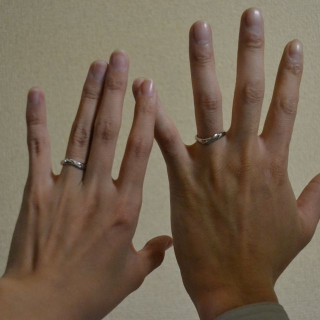 【Something Blue(サムシングブルー)の口コミ】 細身でそれでも存在感があるタイプを探していました。
ダイヤの入り方と２…