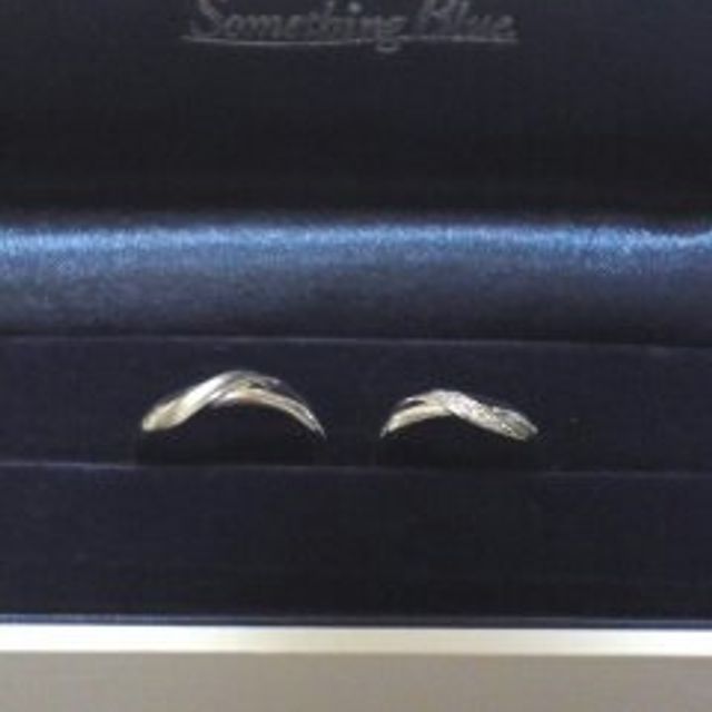 【Something Blue(サムシングブルー)の口コミ】 細身でそれでも存在感があるタイプを探していました。
ダイヤの入り方と２…