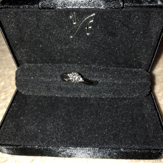 【１／ｆ エフブンノイチの口コミ】 プロポーズリングで頂きそのあとデザインを見て
指が綺麗に見えるのにしま…