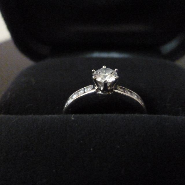 【ティファニー(Tiffany & Co.)の口コミ】 ブルガリのグリフ、コロナ、マリーミーなども候補に上がりました。
「一粒…