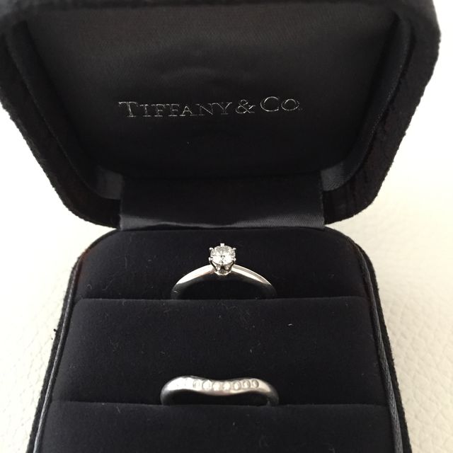 【ティファニー(Tiffany & Co.)の口コミ】 仕事中もつけるので、シンプルでエレガントなものを探していました。
美し…