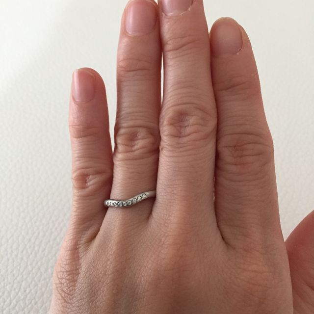 【ティファニー(Tiffany & Co.)の口コミ】 仕事中もつけるので、シンプルでエレガントなものを探していました。
美し…