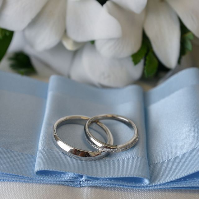 【4℃ BRIDAL(ヨンドシーブライダル)の口コミ】 女性の指輪の方に細かいダイヤが入ったものを探していたため、これが決め…