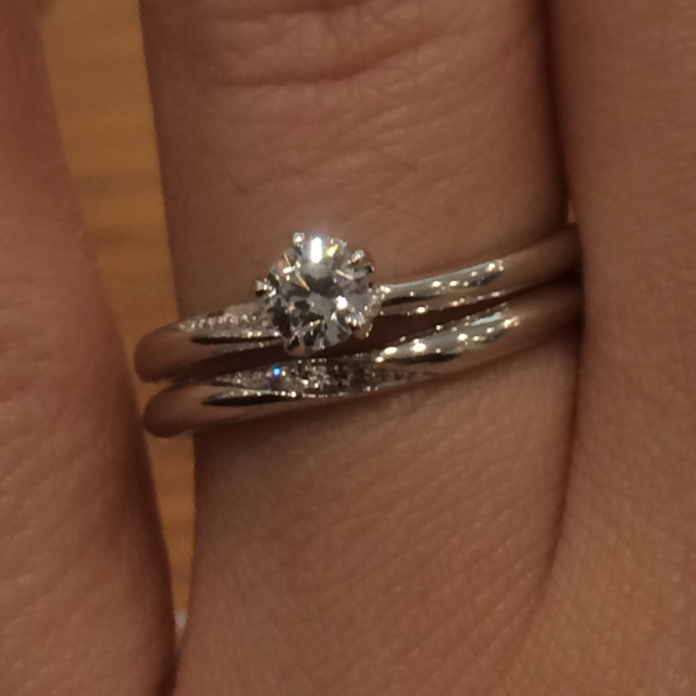 【銀座ダイヤモンドシライシの口コミ】 ダイヤモンドの婚約指輪では、昔ながらの立て爪型を、現代風にアレンジし…