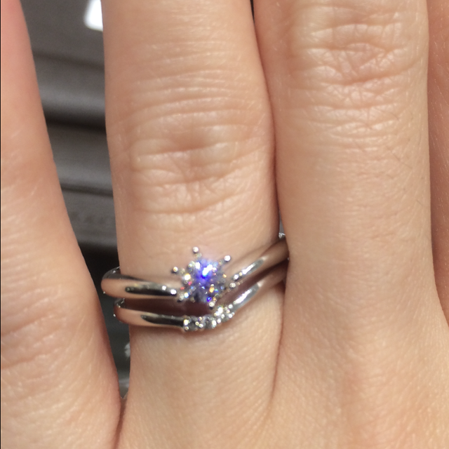 【アイプリモ(I-PRIMO)の口コミ】 シンプルなソリテールの中でも、ゆるやかにV字型になっているので、手が小…