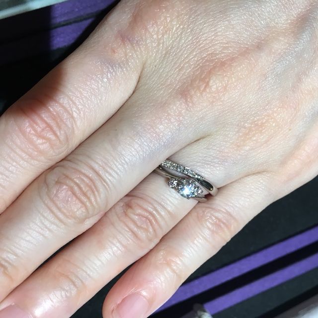 【ケイウノ ブライダル(K.UNO BRIDAL)の口コミ】 S字ラインが婚約指輪との重ね付けにぴったりで、しっくりきました。
内側…