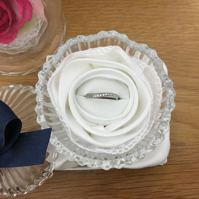 【4℃ BRIDAL(ヨンドシーブライダル)の口コミ】 結婚指輪といえば、ストーンの埋め込まれていないシンプルなデザインのも…