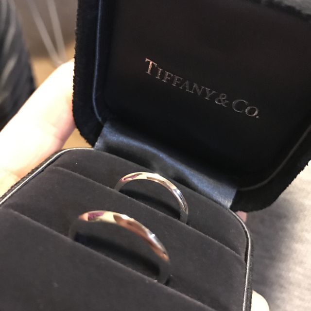 【ティファニー(Tiffany & Co.)の口コミ】 夫婦で同じ指輪をつけたかったので、シンプルで飽きのこないものを探して…