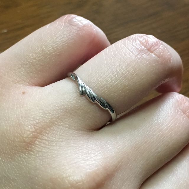 【GALA JEWELRY(ガラジュエリー)の口コミ】 普段使いが出来て、更にデザイン性のあるもので選びました。
男女ともに使…